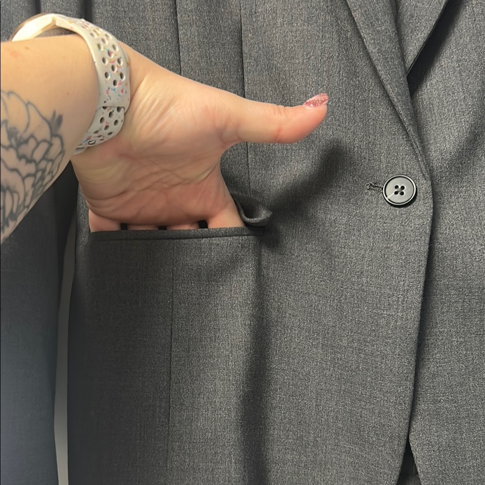 Women’s gray pant suit - Picture 6 of 6